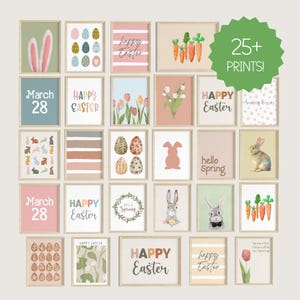 Op de afbeelding: Een collectie van meer dan 25 wandkunstprints met paasthema's, waaronder konijnen, gekleurde eieren, wortels, tulpen en bloemenkransen. De prints bevatten diverse teksten zoals Happy Easter, Hello Spring en March 28 in verschillende lettertypes.