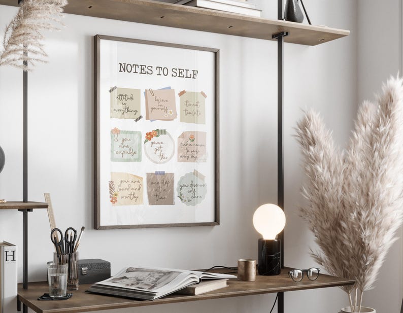 Może przedstawiać: Wydruk w ramie z tytułem "Notes to Self" i siatką kolorowych karteczek samoprzylepnych z motywującymi cytatami. Karteczki są ozdobione kwiatowymi ilustracjami i mają vintage'owy charakter.