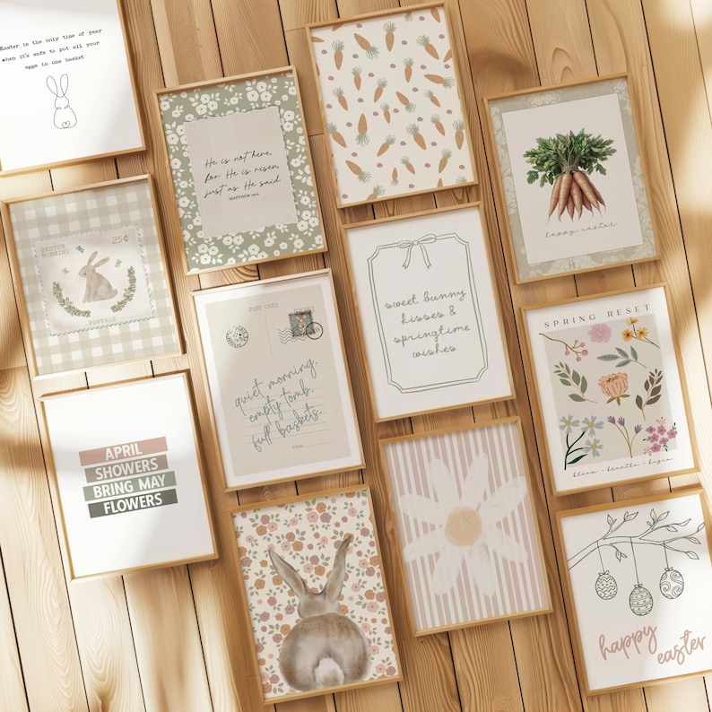 Pu&ograve; includere: Una collezione di stampe artistiche incorniciate con temi pasquali e primaverili. Le stampe presentano coniglietti, carote, disegni floreali e citazioni ispiratrici. I colori includono pastelli, marroni e verdi. Alcune stampe hanno del testo.