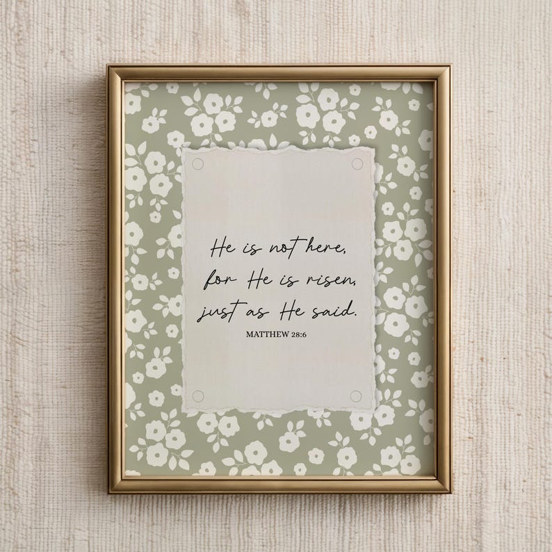 Pu&ograve; includere: Una stampa incorniciata con una cornice color oro. La stampa presenta uno sfondo a motivi floreali verde chiaro e una carta dai bordi strappati con il testo "He is not here, for He is risen, just as He said. Matthew 28:6."