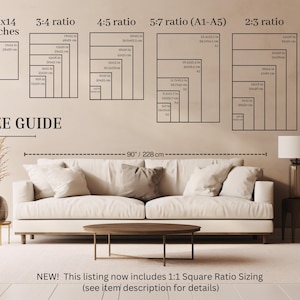 Pu&ograve; includere: Un grafico della guida alle taglie mostra vari rapporti di stampa e dimensioni in pollici e centimetri. Il testo "SIZE GUIDE" &egrave; sopra un divano con un tavolino e una lampada. Il testo "NEW! This listing now includes 1:1 Square Ratio Sizing" &egrave; in basso.