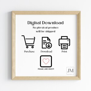 Pu&ograve; includere: Una stampa incorniciata con la scritta "Download digitale" e le istruzioni per l'acquisto, il download e la stampa. L'immagine include un carrello della spesa, un documento con una freccia di download, una stampante e un simbolo a forma di cuore.