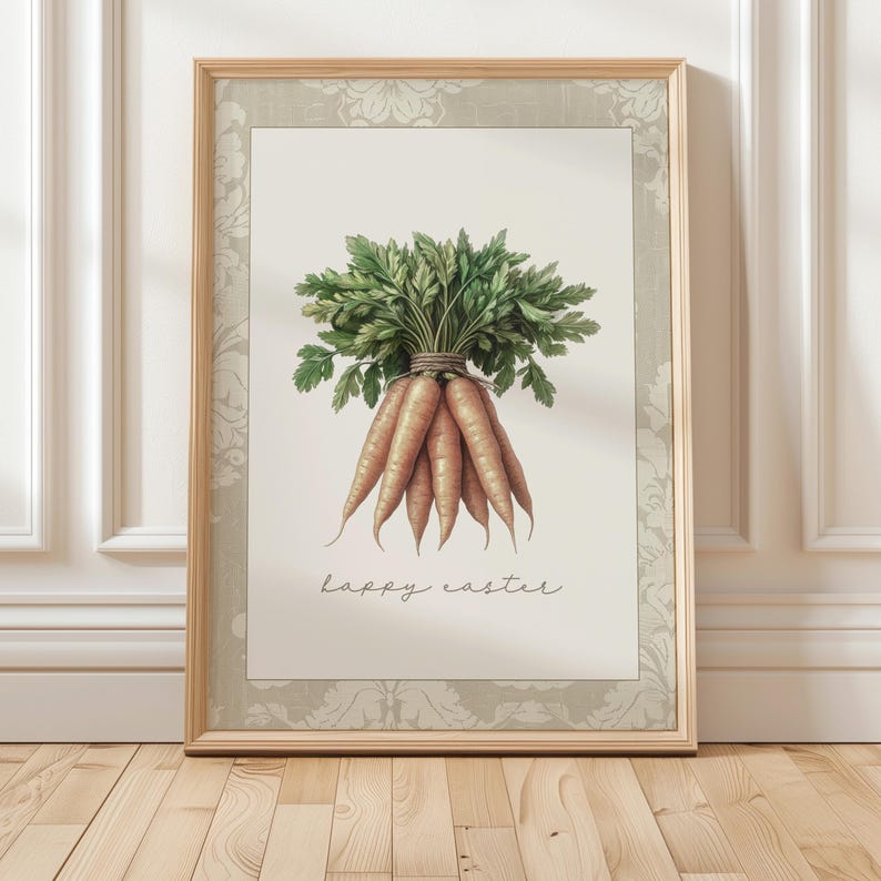 Pu&ograve; includere: Una stampa incorniciata con un'illustrazione ad acquerello di un mazzo di carote con cime verdi. Il testo "happy easter" &egrave; scritto sotto. La cornice &egrave; marrone chiaro.