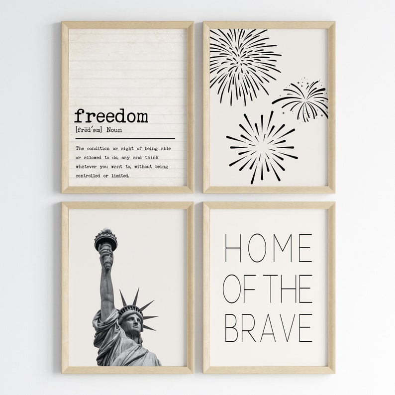 Pu&ograve; includere: Quattro stampe incorniciate con un tema patriottico. La stampa in alto a sinistra presenta la parola "freedom" con una definizione. La stampa in alto a destra presenta tre fuochi d'artificio in bianco e nero. La stampa in basso a sinistra presenta un'immagine in bianco e nero della Statua della Libert&agrave;. La stampa in basso a destra presenta il testo "HOME OF THE BRAVE".