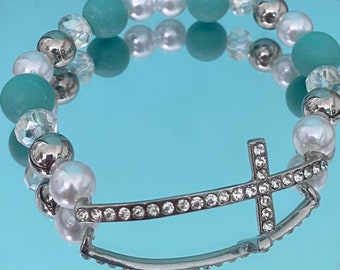 Pulsera de cuentas con una cruz