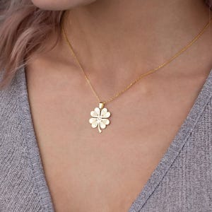 Minimalist Clover Necklace, Gold Plated Four Leaf Clover Pendant, Dainty 4 Leaf Clover Jewelry, Lucky Charm Necklace, Mother&#39;s Day Jewelry