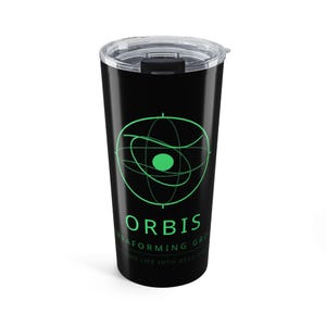 Könnte beinhalten: Schwarzer Reisebecher mit transparentem Deckel. Der Becher hat eine grüne atomähnliche Grafik mit dem Wort "ORBIS" und "Terraforming Group" in Grün. Der Becher ist für heiße oder kalte Getränke konzipiert.