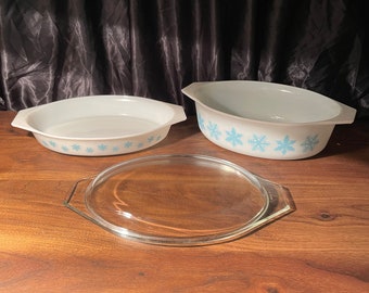 Snowflake Pyrex Casserole Dishes w/ Lid