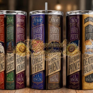 Könnte beinhalten: Drei zylindrische Metallbecher mit Deckeln und Strohhalmen, die mit einem umlaufenden Design von sieben Harry Potter Buchrücken bedruckt sind. Die farbenfrohen Grafiken zeigen die Buchtitel sowie Illustrationen einer Eule, eines Hutes und eines Hirsches.