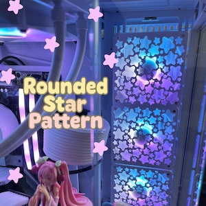 Può includere: Un case per computer bianco con un motivo a stelle arrotondate, illuminato con luci blu e viola. Due figure di anime sono posizionate davanti al case. Il testo "Rounded Star Pattern" è visibile.