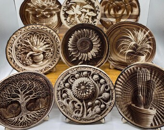 Plantas grabadas con láser en círculos de madera ~ Plantas grabadas con borde natural en madera ~ Imágenes de plantas grabadas con láser en círculos de madera ~ Grabado con láser