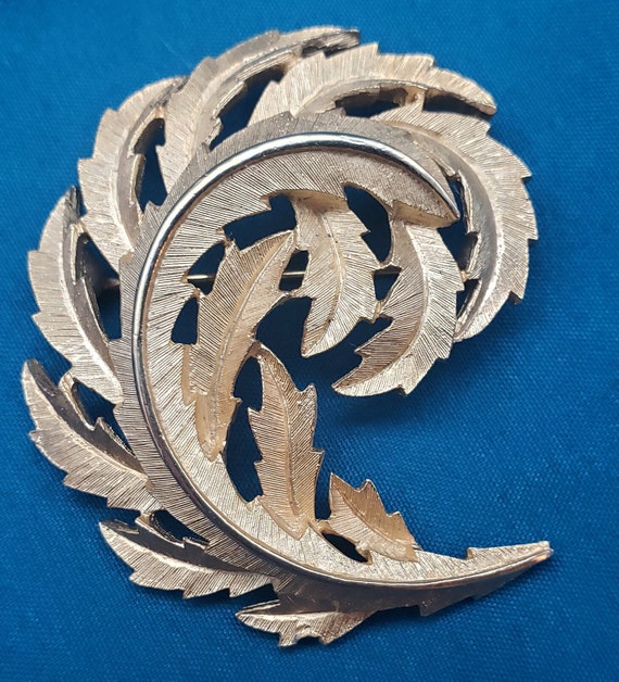 Vintage Crown Trifari Gold Leaf Brooch - image 9