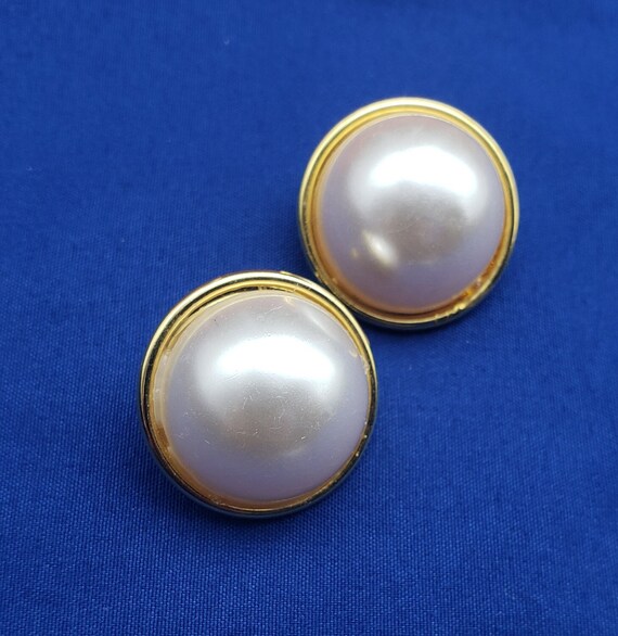 Vintage Large Gold Pearl Stud Earrings - image 7