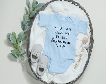 Je kunt me doorgeven aan My Bisnonna Now Babybody van fijne jersey in blauw | Italiaanse overgrootmoeder | Zwangerschapsaankondiging | Maten NB - 24 Mnd