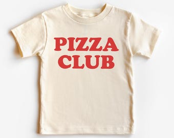 Puede incluir: Una camiseta blanca con texto rojo que dice "PIZZA CLUB".