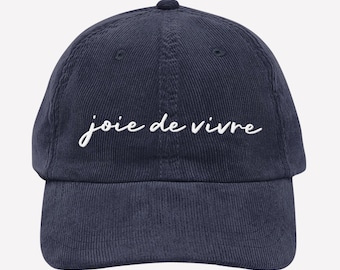 刺繍入り「Joie de Vivre」ヴィンテージコーデュロイキャップ｜かわいいフランス語の格言入りボールキャップ、スナップバックハット｜彼女へのギフトアイデア｜フランス旅行のコーディネートアイデア