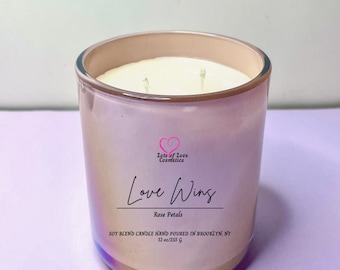 Love Wins Candle: sojakaars met rozenblaadjes