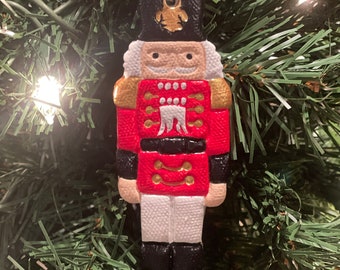 Ornement casse-noisette fait main en céramique : décoration de Noël peinte à la main