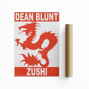 Peut inclure: Une affiche rouge et blanche avec une silhouette de dragon rouge et le texte "DEAN BLUNT ZUSHI".