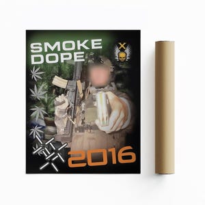 Pode incluir: Cartaz com o texto "SMOKE DOPE" e o ano "2016". A imagem apresenta uma pessoa em uniforme militar segurando um rifle e um isqueiro. O fundo inclui folhas de cannabis e um emblema de caveira.