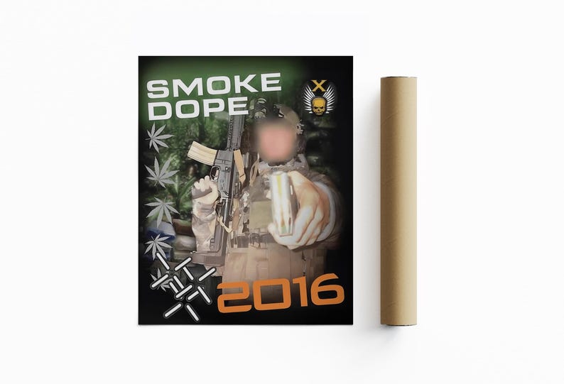 Puede incluir: P&oacute;ster con el texto "SMOKE DOPE" y el a&ntilde;o "2016". La imagen presenta a una persona con uniforme militar sosteniendo un rifle y un encendedor. El fondo incluye hojas de cannabis y un emblema de calavera.