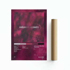 Può includere: Una copertina di album rosa e viola con un design simile a una galassia. Il titolo dell'album è "Unknown Memory" di Yung Lean. La copertina dell'album presenta un elenco di canzoni tra cui "Blinded (Intro)", "Volt", "Summer Angel", "Sandman", "Ice Cold Smoke", "Yoshi City", "Don't Go", "Ghosttown", "Monster", "Unknown World", "Red Bean (Outro)".
