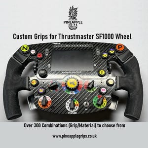 Puede incluir: Un volante Thrustmaster SF1000 personalizado con empuñaduras negras y una cara de fibra de carbono. El volante presenta numerosos botones, diales y una pantalla central. El texto en el volante incluye "PINEAPPLE GRIPS" y "Over 300 Combinations (Grip/Material) to choose from."