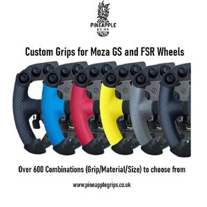 Könnte beinhalten: Verschiedene kundenspezifische Griffe für Moza GS- und FSR-Lenkräder in Farben wie Blau, Rot und Gelb. Das Bild zeigt das Pineapple Grips-Logo und den Text: "Over 600 Combinations (Grip/Material/Size) to choose from."
