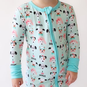 Pijama unisex con cremallera y estampado de perros de colores para bebés y niños pequeños / Pijama de bambú de una pieza / Pijama acogedor con cremallera para amantes de los perros - Bebé