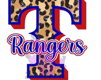 Puede incluir: Diseño gráfico con una gran letra "T" en rojo, azul y estampado de leopardo, con la palabra "Rangers" en cursiva. El diseño incluye un cactus y el texto "Customized New Mexico".