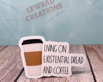 Pegatina de vinilo sobre café con temática de crisis existencial, humor sobre salud mental, calcomanía divertida sobre la ansiedad.