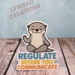 Regula antes de comunicarte. Pegatina de nutria. Vinilo adhesivo para la regulación emocional. Regalo para terapia y salud mental. imagen 1