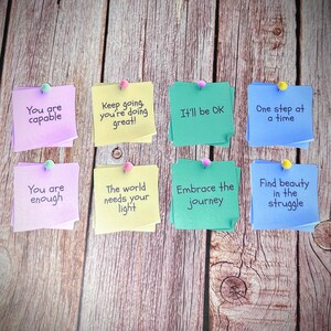 Puede incluir: Ocho notas adhesivas de colores con mensajes inspiradores est&aacute;n fijadas a una pared de madera. Las notas son amarillas, rosas, azules, verdes y moradas. Los mensajes incluyen "You are capable", "Keep going, you're doing great!", "It'll be OK", "One step at a time", "You are enough", "The world needs your light", "Embrace the journey", and "Find beauty in the struggle".