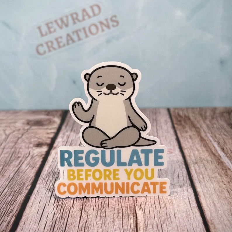 Regula antes de comunicarte. Pegatina de nutria. Vinilo adhesivo para la regulación emocional. Regalo para terapia y salud mental. imagen 1