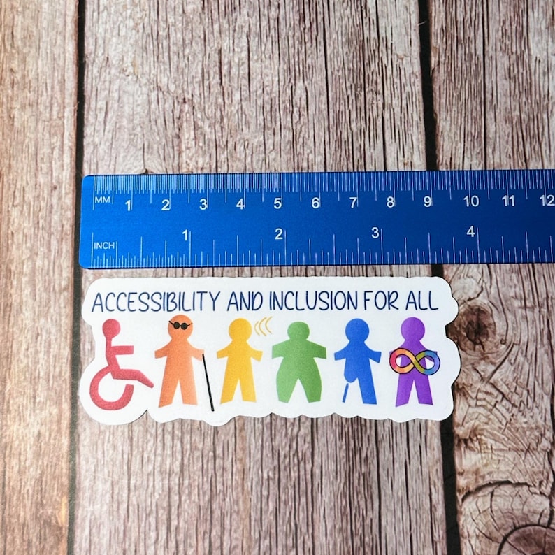 以下が含まれることがあります： 「ACCESSIBILITY AND INCLUSION FOR ALL」の文字と、さまざまな能力を表すカラフルな人物が描かれたステッカー。ステッカーの長さは約10cmです。