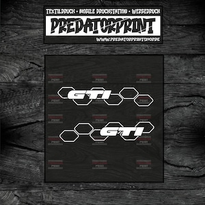 以下が含まれることがあります： ハニカム模様の後ろに2つの白いGTIロゴがあります。ロゴは赤と白です。画像の上部に「PREDATORPRINT」というテキストがあります。「WWW.PREDATORPRINTSHOP.DE」というテキストはロゴの下にあります。