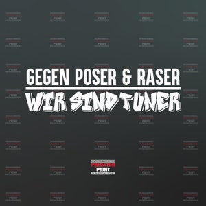 Könnte beinhalten: Schwarzer Hintergrund mit sich wiederholendem Muster des Wortes "PRINT" in Weiß. Der Text "GEGEN POSER & RASER" steht in weißen Blockbuchstaben über "WIR SIND TUNER" in einer Graffiti-Schrift. Das Predator Print Logo befindet sich unten.
