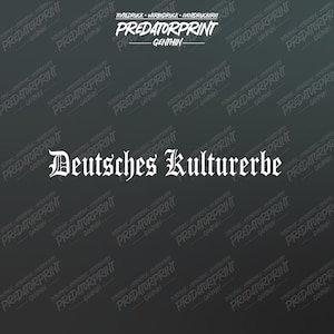 Op de afbeelding: Een donkergrijze achtergrond met de witte tekst "Deutsches Kulturerbe" in gotische letters. Het woord "PREDATORPRINT" wordt diagonaal over de achtergrond herhaald.