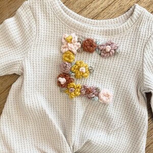 Pull personnalisé avec nom de bébé brodé à la main pour bébés, tout-petits et enfants image 8