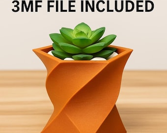 Könnte beinhalten: Ein orangefarbener, geometrischer Pflanztopf mit einer grünen Sukkulente und weißen Steinen. Der Pflanztopf hat ein verdrehtes Design. Der Text oben lautet "DIGITALER DOWNLOAD 3MF-DATEI ENTHALTEN". Der Text unten lautet "ZU HAUSE DRUCKEN".