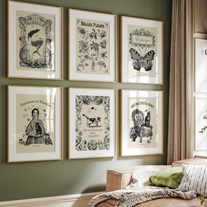 Peut inclure: Six illustrations en noir et blanc encadr&eacute;es avec des motifs de style vintage. Les illustrations comprennent une sir&egrave;ne, des fleurs, un papillon, une femme avec un chat, un chat avec un papillon et un chat assis sur une chaise. Les cadres sont en bois clair.