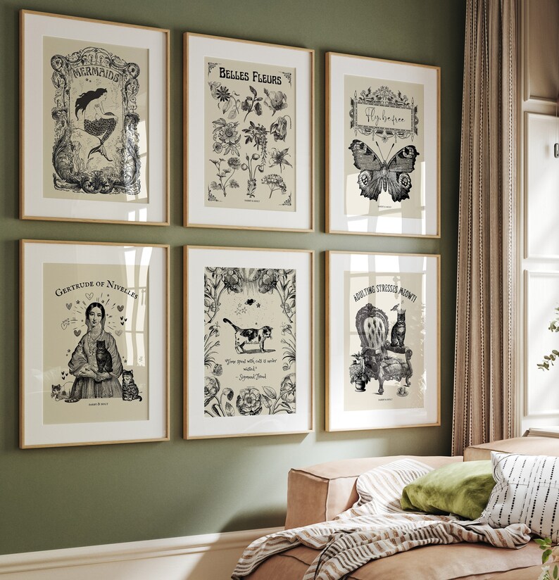 Peut inclure: Six illustrations en noir et blanc encadr&eacute;es avec des motifs de style vintage. Les illustrations comprennent une sir&egrave;ne, des fleurs, un papillon, une femme avec un chat, un chat avec un papillon et un chat assis sur une chaise. Les cadres sont en bois clair.