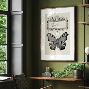 Peut inclure: Une illustration vintage en noir et blanc d'un papillon avec le texte "Fly. Be Free." dans un cadre d&eacute;coratif.