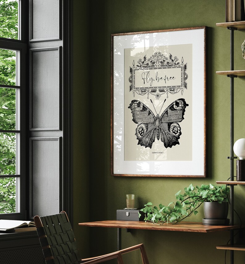 Peut inclure: Une illustration vintage en noir et blanc d'un papillon avec le texte "Fly. Be Free." dans un cadre d&eacute;coratif.