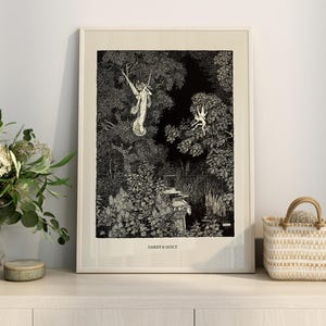 K&ouml;nnte beinhalten: Schwarzwei&szlig;-Illustration von zwei Feen in einer Waldlandschaft. Die Feen fliegen in der Luft, und der Wald ist voller B&auml;ume und Bl&auml;tter. Die Illustration ist in einem wei&szlig;en Rahmen mit dem Text "Darby & Holt" unten gerahmt.
