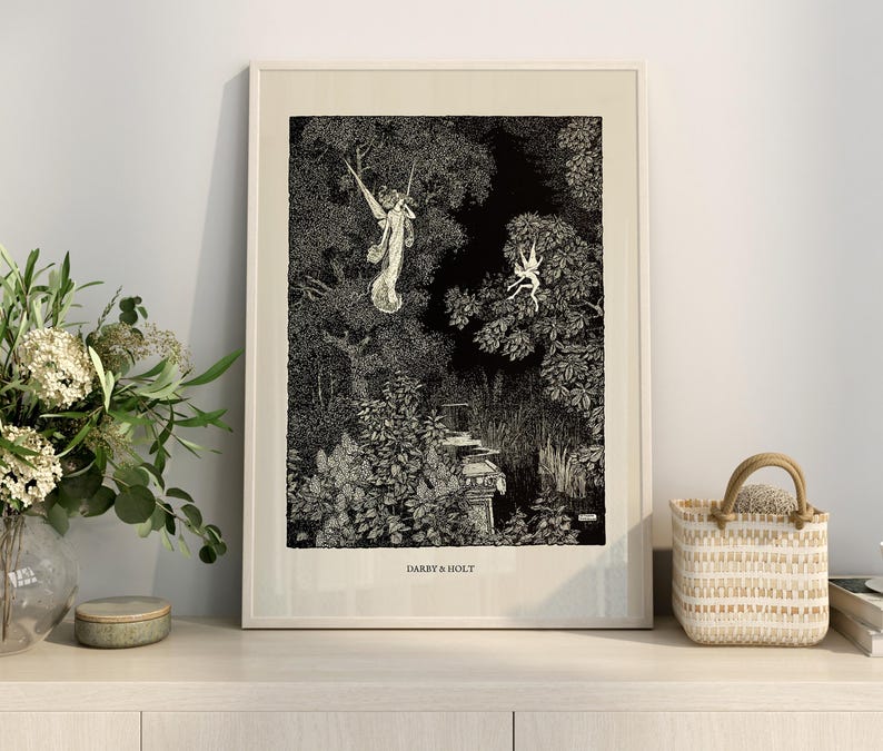 K&ouml;nnte beinhalten: Schwarzwei&szlig;-Illustration von zwei Feen in einer Waldlandschaft. Die Feen fliegen in der Luft, und der Wald ist voller B&auml;ume und Bl&auml;tter. Die Illustration ist in einem wei&szlig;en Rahmen mit dem Text "Darby & Holt" unten gerahmt.