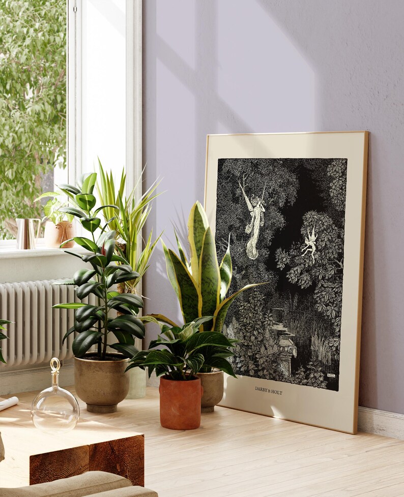 K&ouml;nnte beinhalten: Ein gerahmter Schwarzwei&szlig;druck einer M&auml;rchenillustration. Der Druck zeigt zwei Feen in einer Waldlandschaft. Der Druck tr&auml;gt den Titel "Darby & Joan".
