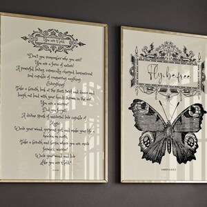 Peut inclure: Deux impressions encadr&eacute;es sur fond beige. L'impression de gauche pr&eacute;sente une illustration en noir et blanc d'un papillon avec le texte "You are Gold" et un po&egrave;me sur le fait d'&ecirc;tre une force de la nature. L'impression de droite pr&eacute;sente une illustration en noir et blanc d'un papillon avec le texte "Fly be free".