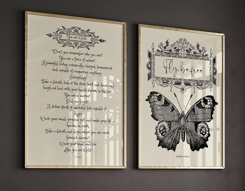 Peut inclure: Deux impressions encadr&eacute;es sur fond beige. L'impression de gauche pr&eacute;sente une illustration en noir et blanc d'un papillon avec le texte "You are Gold" et un po&egrave;me sur le fait d'&ecirc;tre une force de la nature. L'impression de droite pr&eacute;sente une illustration en noir et blanc d'un papillon avec le texte "Fly be free".