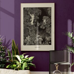 K&ouml;nnte beinhalten: Schwarzwei&szlig;-Illustration einer Fee, die in einem Wald fliegt, mit einem kleinen Wesen, das an einem Baum klettert. Die Illustration ist gerahmt und tr&auml;gt den Text "Darby & Holt" am unteren Rand.